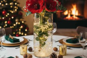 vaso trasparente con fiori su una tavola imbandita di Natale