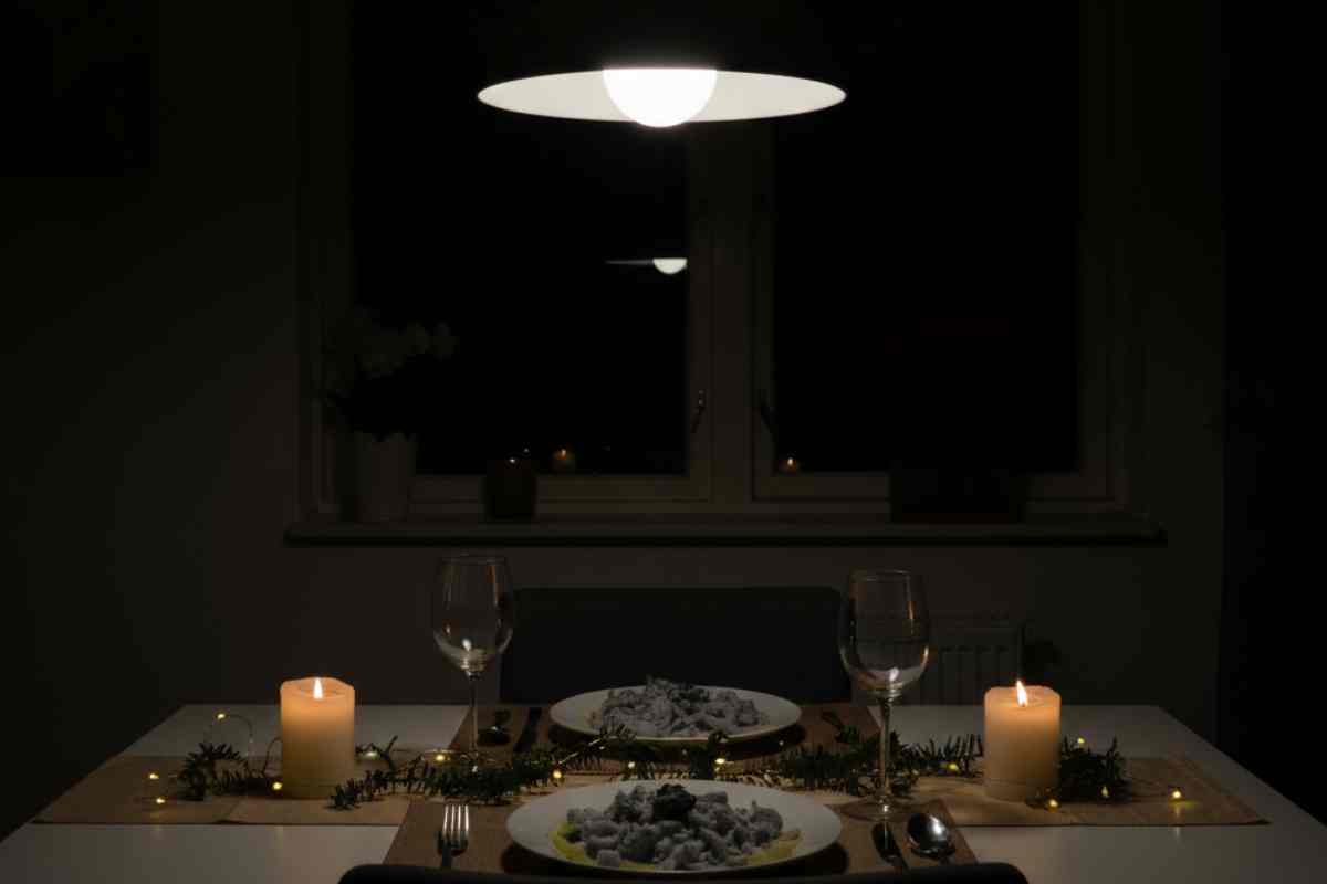 luce troppo fredda e asettica su un tavolo apparecchiato per natale con candele