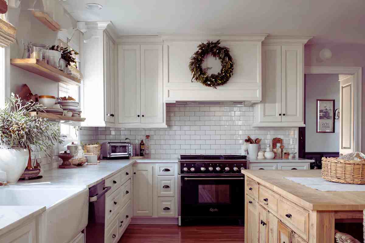 cucina chiara con ghirlanda