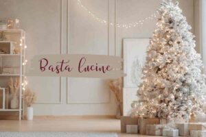 Albero di natle bianco inserito in un arredamento tutto panna con lucine calde