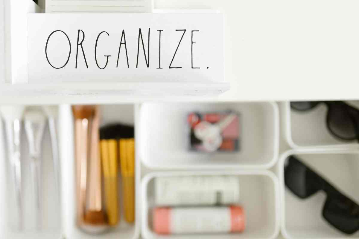 oggetti per la cura della persona organizzati in piccoli vassoi