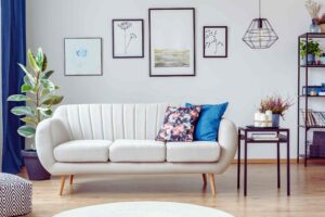 salotto con divano tavolino e quadri appesi sulla parete