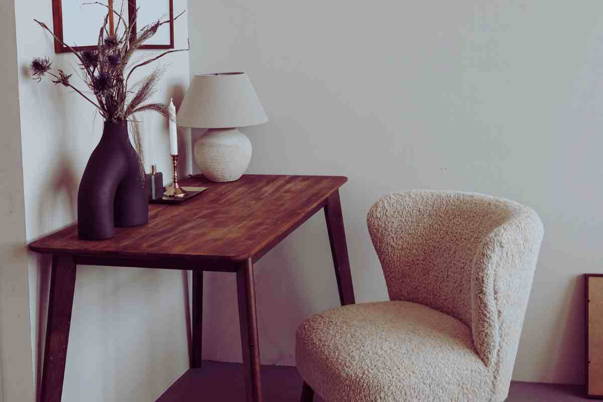 ingresso con tavolo e poltroncina in bouclè , vaso e lampada