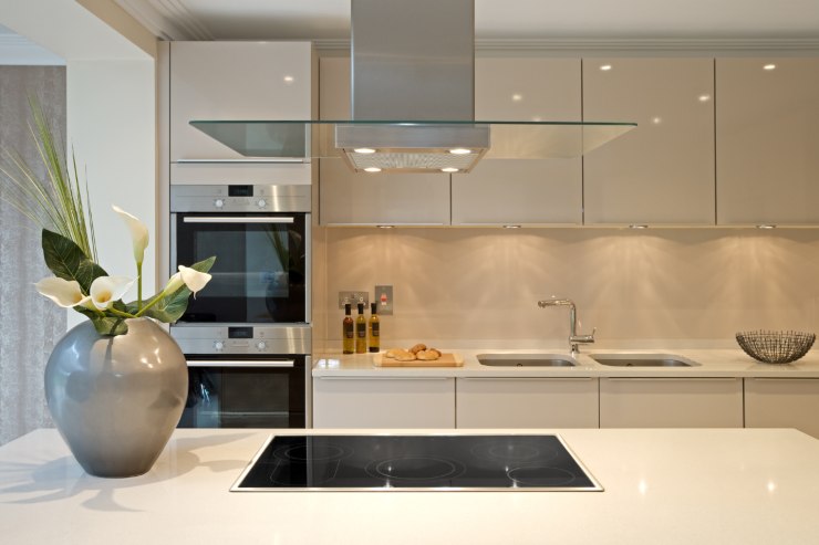 Una cucina moderna senza piastrelle sul muro