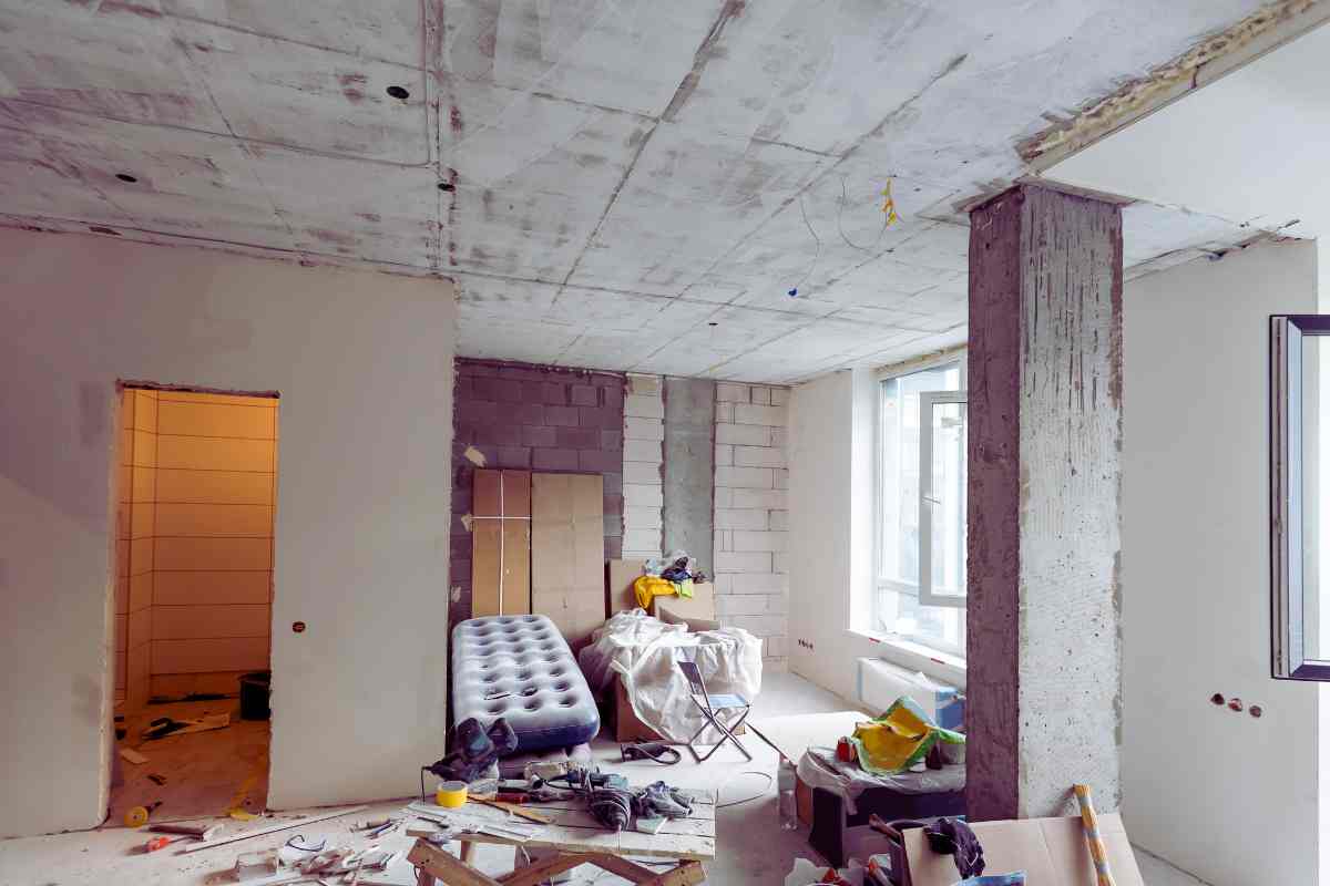 casa in ristrutturazione con pareti e pavimenti grezzi e piena di calcinacci