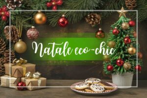 Tavolo di legno con piccolo albero di Natale, vassoio biscotti e pacchetti natalizi