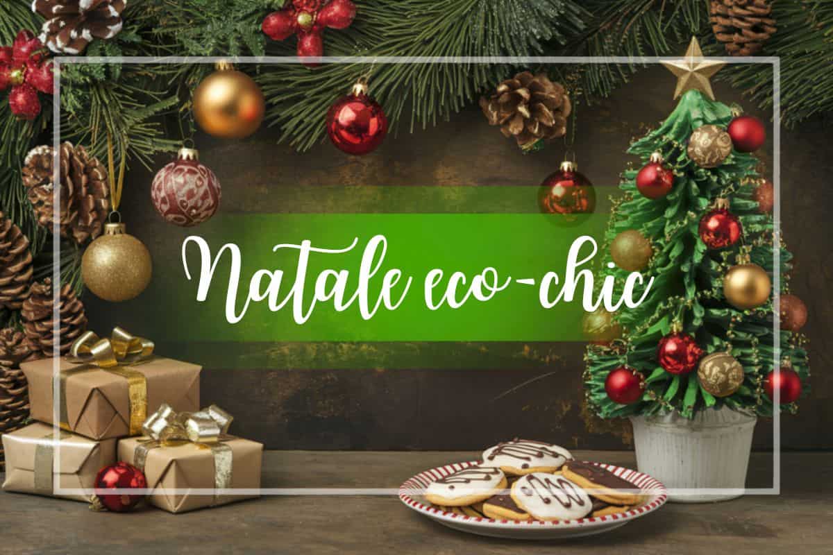Tavolo di legno con piccolo albero di Natale, vassoio biscotti e pacchetti natalizi