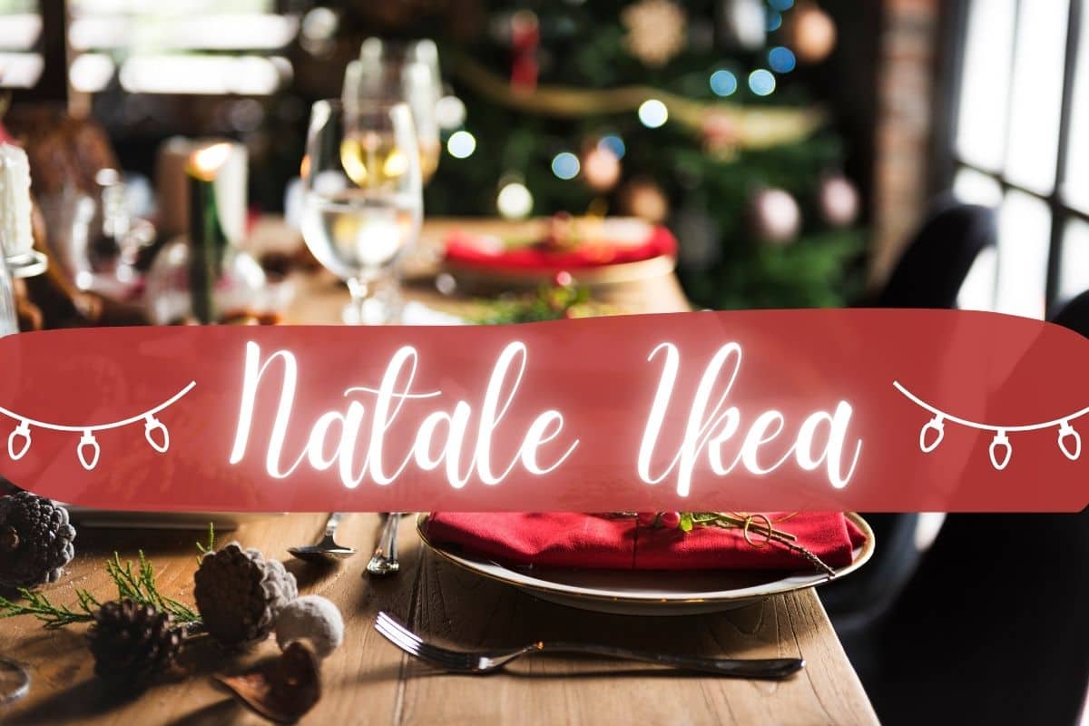 Tavola natalizia apparecchiata vista in primo piano