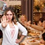 parenti a tavola a natale, donna su instagram in icona e un'altra che fa stop con le mani