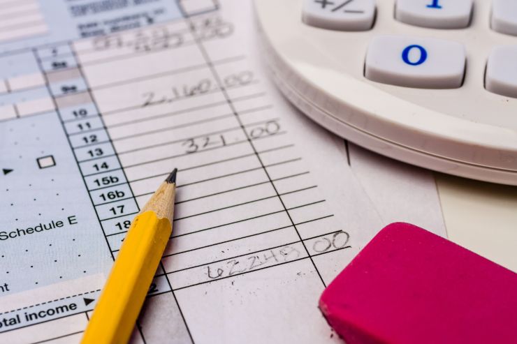 Dei documenti con dati, con sopra calcolatrice matita e gomma