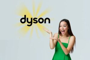 Una donna che illustra l'insegna Dyson che splende