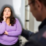 tecnico che controlla caldaia e donna che pensa