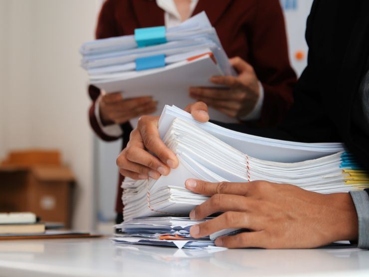 persone all'interno di un ufficio che stanno controllando dei documenti