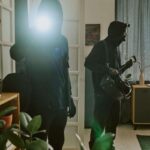 ladri in casa che si guardano intorno