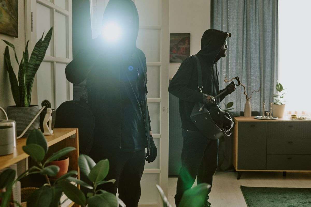 ladri in casa che si guardano intorno