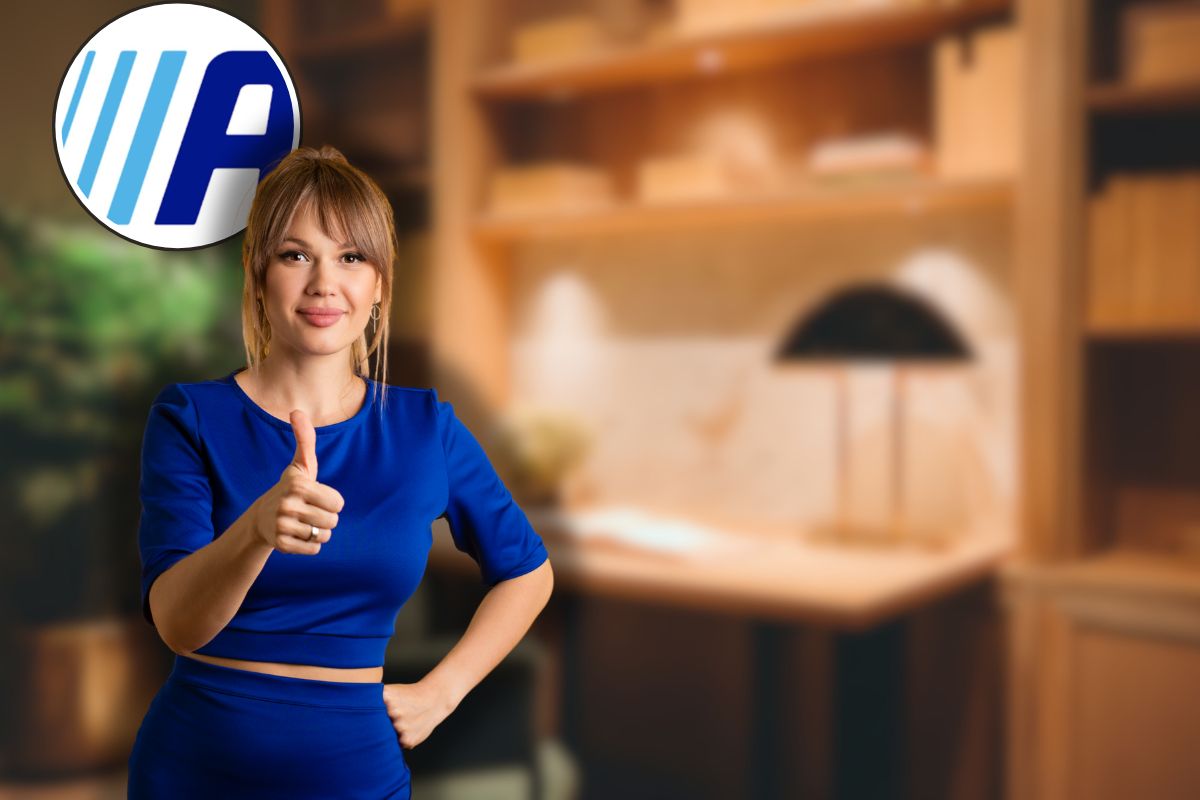 scrivania illuminata, logo action e donna che fa ok con le mani