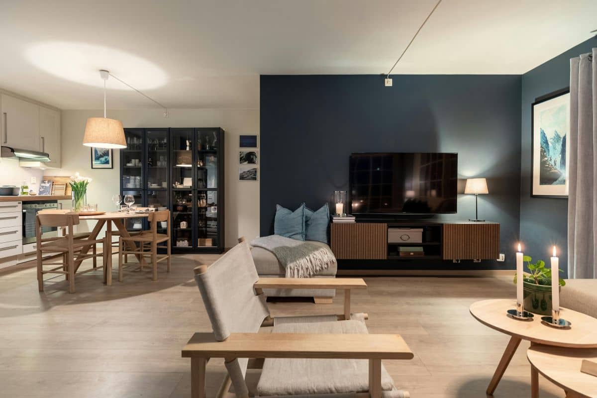 Soggiorno e cucina a vista, pavimento continuo, luci separate, arredi coordinati