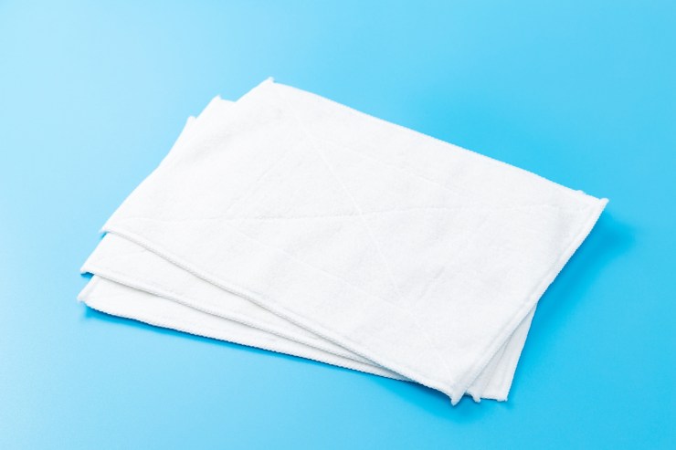 Dei panni bianchi per la pulizia della casa