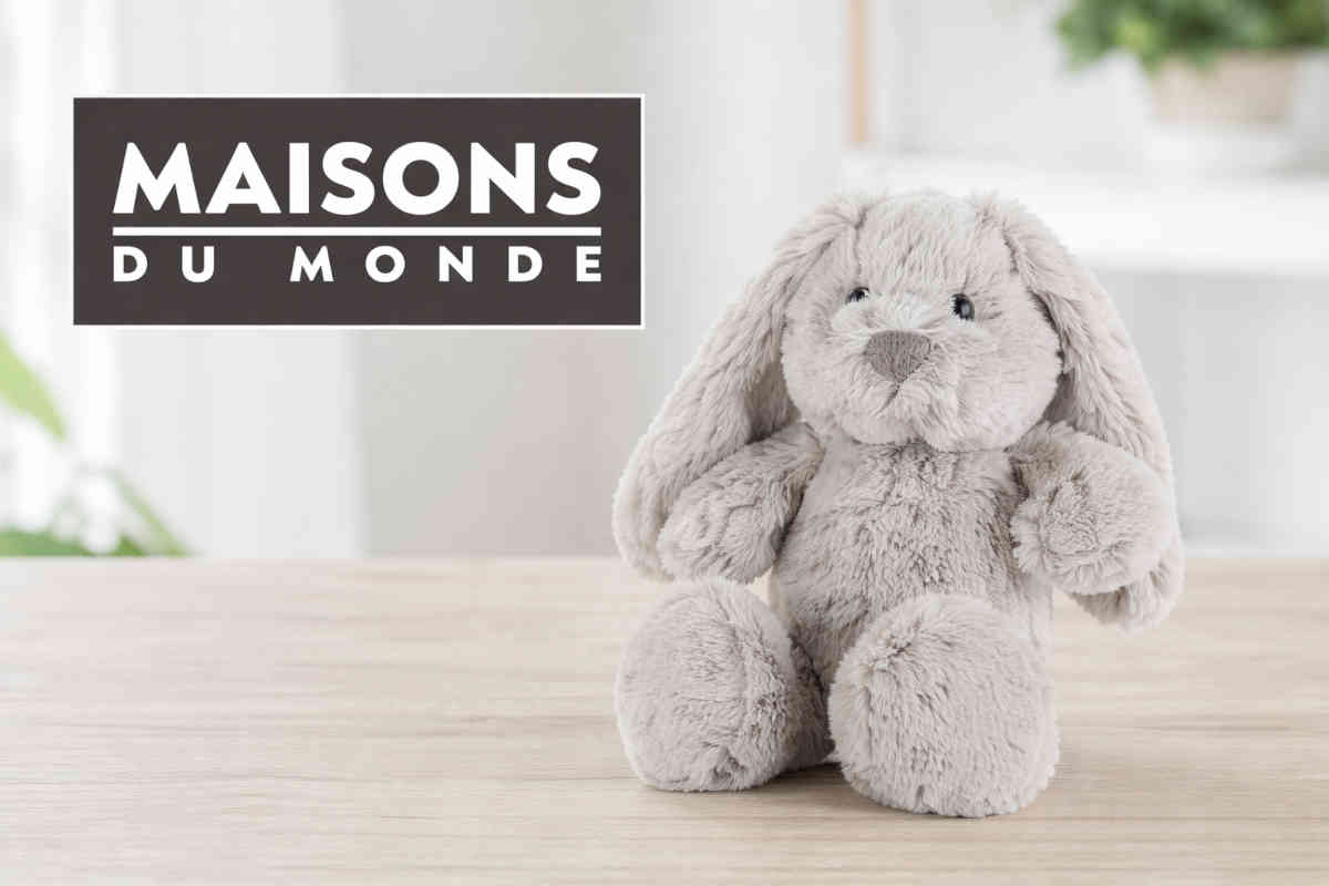 Primo piano del peluche maisons du monde ritirato dal mercato
