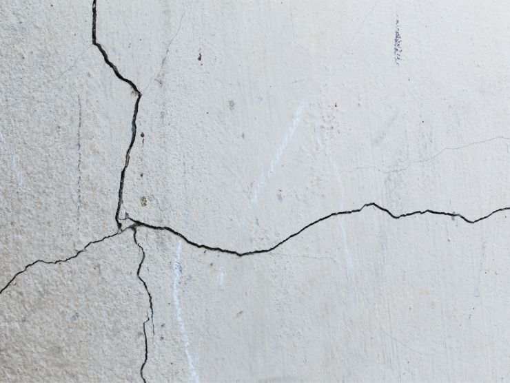 crepa ad X presente su una parete di casa