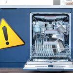 Una lavastoviglie aperta ed un segnale di pericolo sulla sinistra