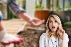 donna che pianta piante in giardino e donna che ha un'idea