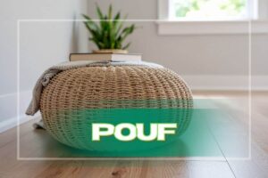 Primo piano pouf rotondo su pavimento legno
