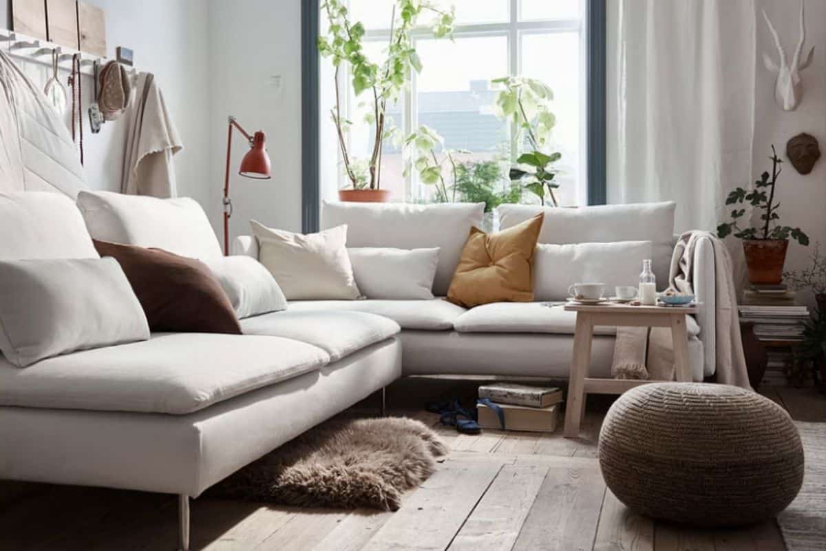 Pouf rotondo in salotto luminoso