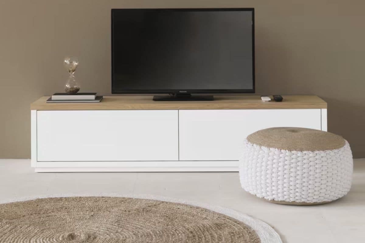 Salotto con mobile tv, tappeto e pouf