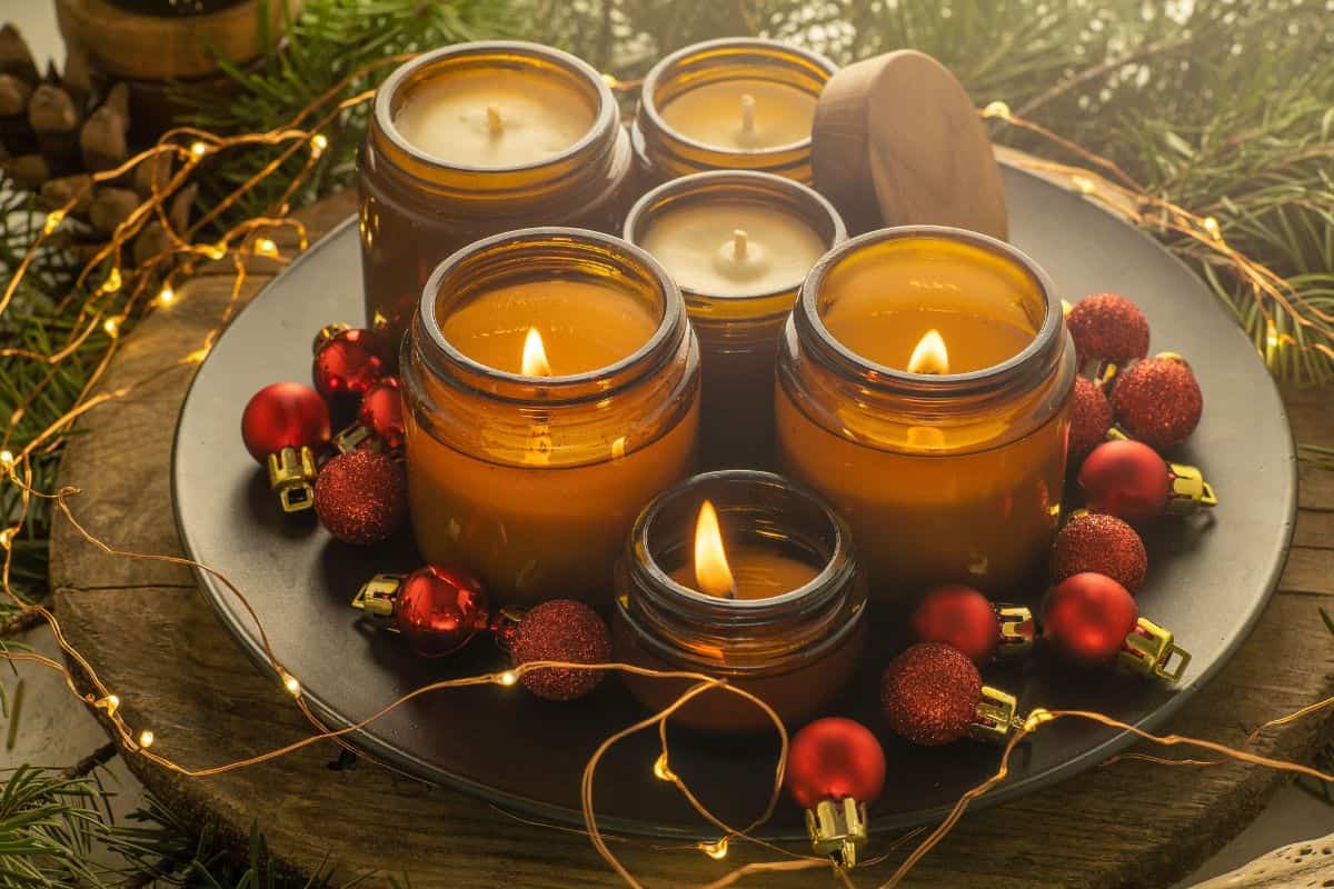 candele profumate con palline natalizie