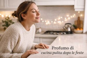 Donna che inspira l’aria in una cucina ordinata e luminosa dopo le feste