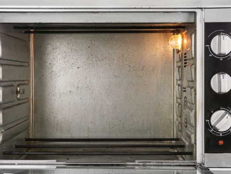 primo piano dell'interno di un fornetto elettrico completamente pulito