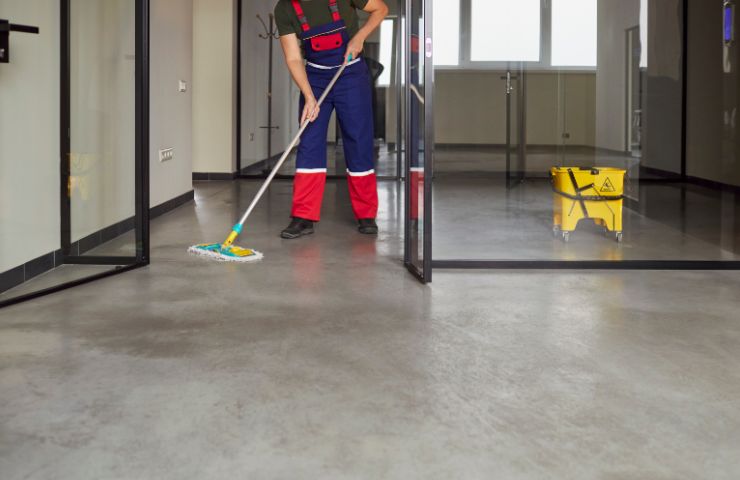 uomo che pulisce androne del palazzo