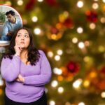 luci di natale su albero sullo sfondo, coppia disperata con bollette in mano in icona e una donna che pensa in primo piano