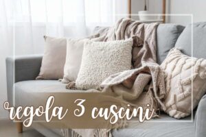 divano con cuscini chiari in salotto luminoso