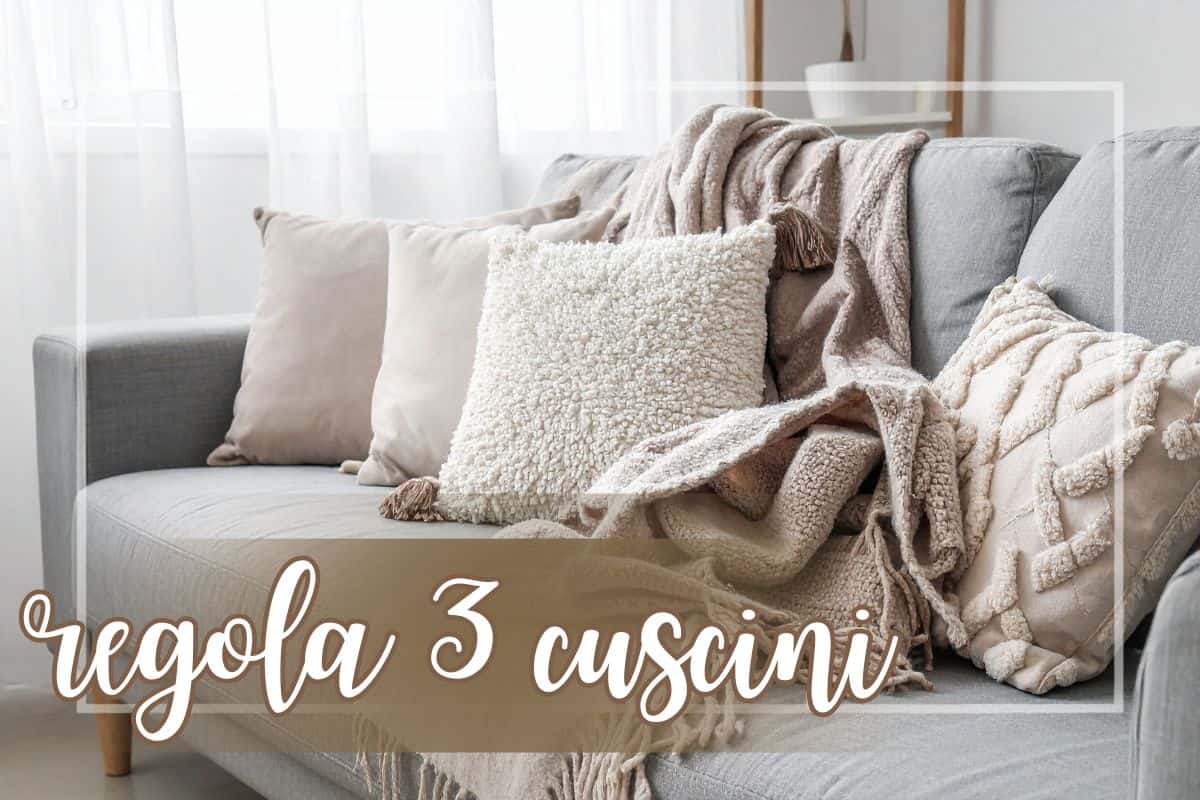 divano con cuscini chiari in salotto luminoso