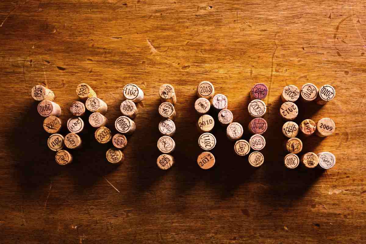 scritte wine con tappi di sughero 