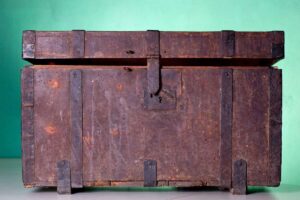 Vecchio baule su sfondo verde