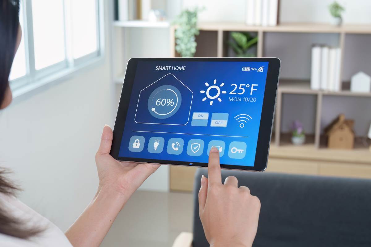 donna con tablet dove ha tutte le funzioni della domotica di casa