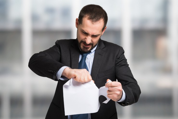 Un uomo che strappa una multa