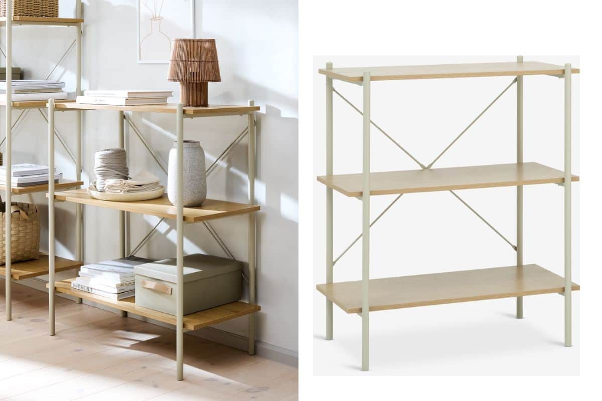 Scaffale a tre ripiani in angolo ufficio luminoso