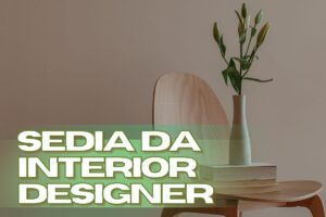 Sedia di legno con vaso di pianta e libro in stanza neutra