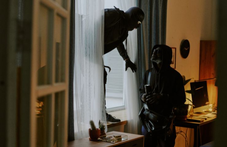 ladri che entrano in casa dalla finestra
