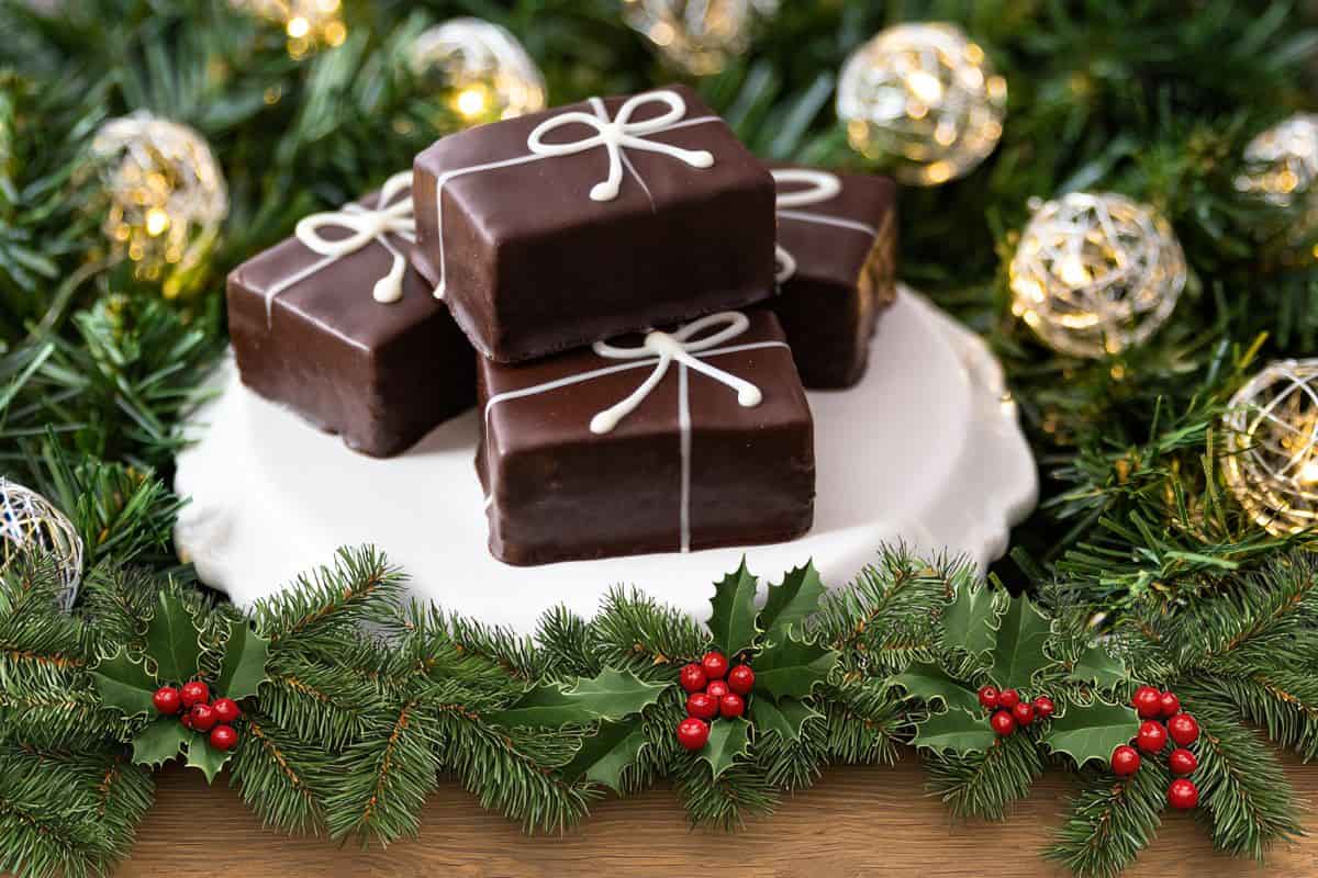 Cioccolatini con palline di Natale e agrifoglio