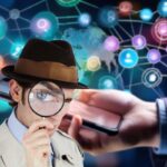 sfondo con icone di social e uomo in primo piano con lente d'ingrandimento