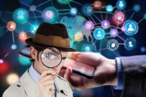 sfondo con icone di social e uomo in primo piano con lente d'ingrandimento