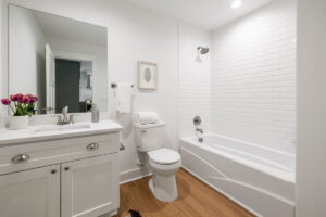 Bagno bianco con wc, doccia e lavabo