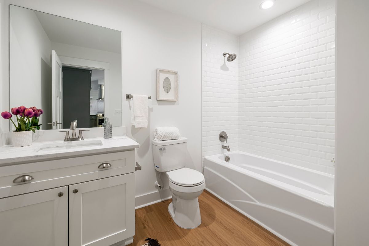 Bagno bianco con wc, doccia e lavabo