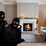 ladri e casa addobbata per natale