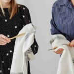 Un uomo ed una donna che usano dei strofinacci per asciugare dei cucchiai in legno